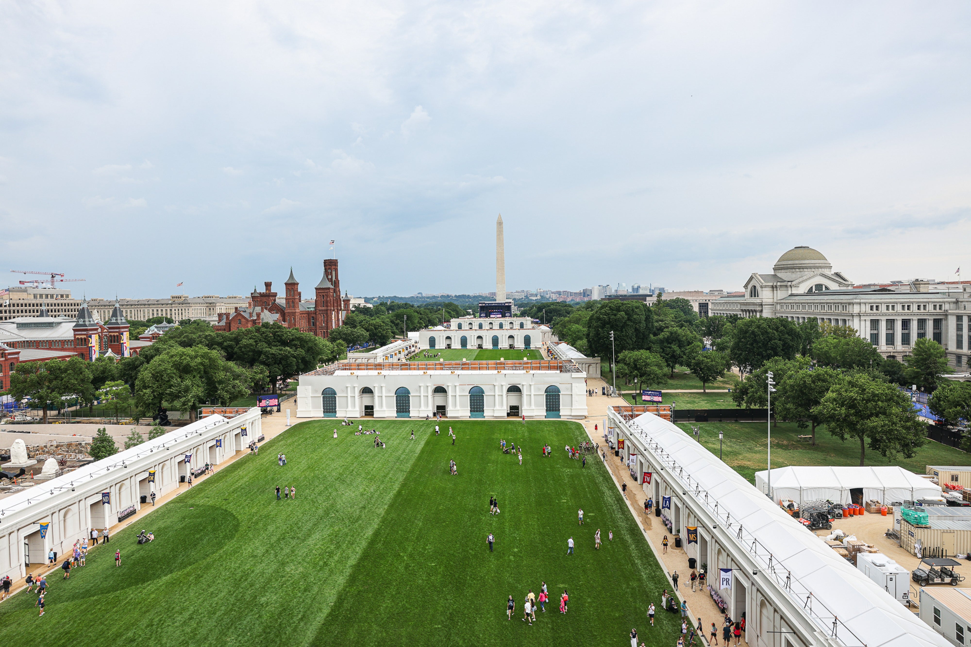 Luftfoto av National Mall i Washington, DC, med Washington-monumentet og omkringliggende grønne områder med besøkende som går rundt