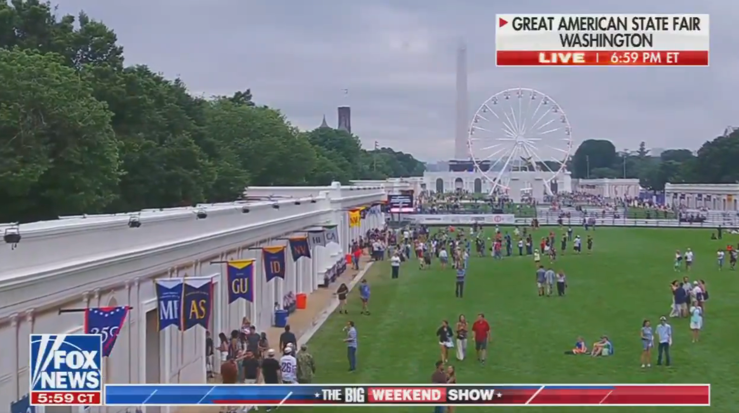 Folk koser seg på Great American State Fair i Washington, med ulike boder og et pariserhjul i bakgrunnen