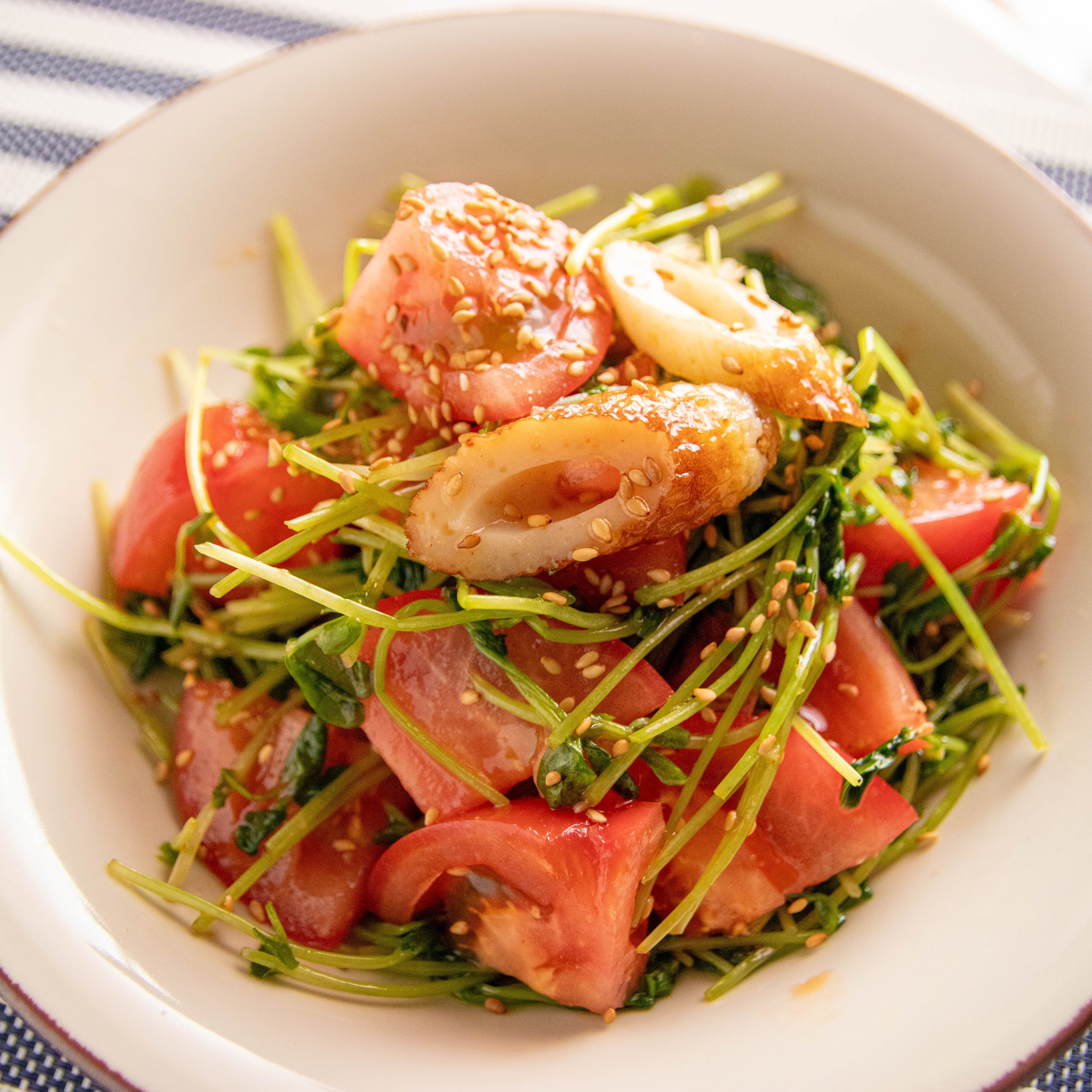 トマトと豆苗のピリ辛ちくわ和えレシピ・作り方｜Tasty