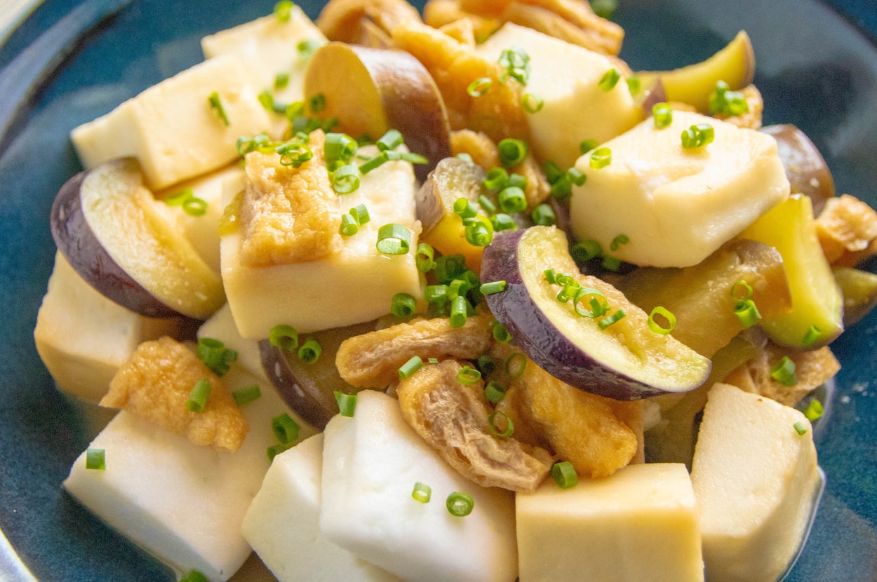 皿に盛り付けられた、だしバターが染み込んだなす、油揚げ、はんぺんの蒸し物。仕上げに小ねぎが散らされている