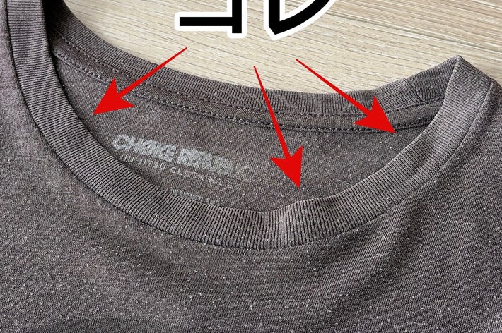Tシャツの首元にヨレと矢印が示されている様子。