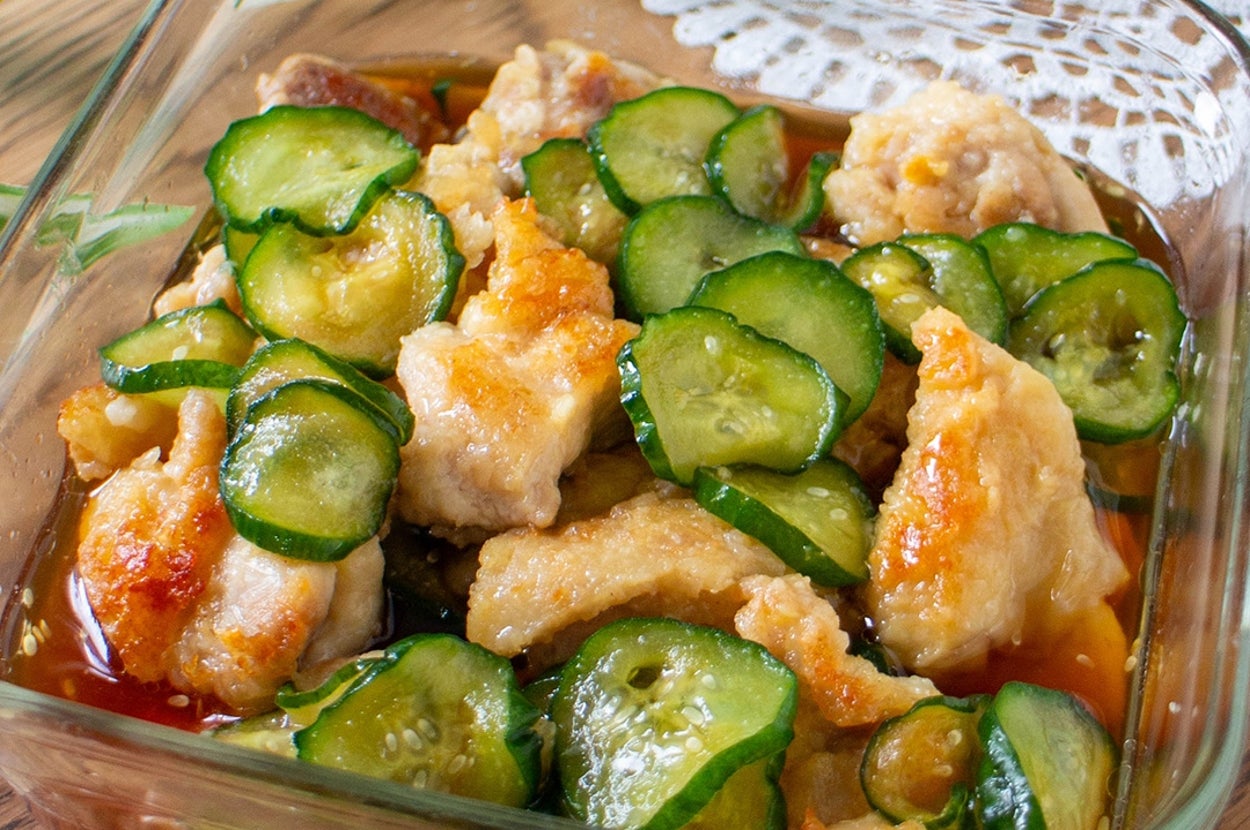 ガラス皿に入ったチキンときゅうりの南蛮漬け。