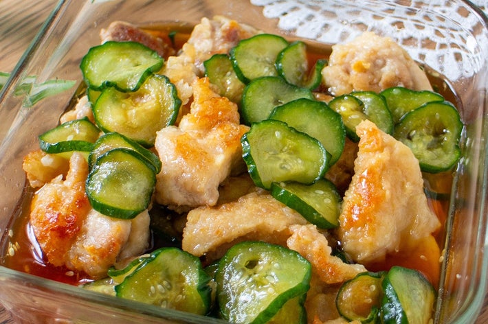ガラス皿に入ったチキンときゅうりの南蛮漬け。