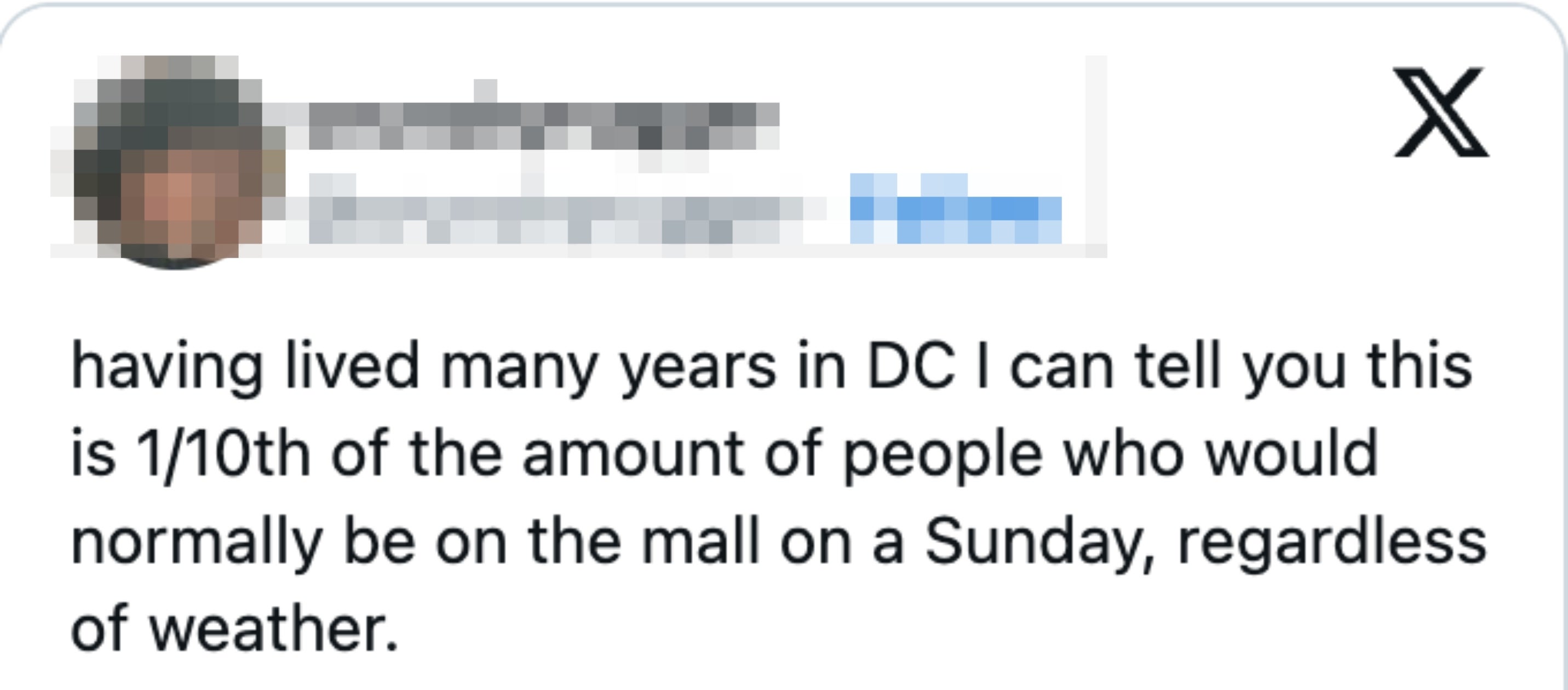 Sosiale medier-innlegg som sammenligner lavt oppmøte på et arrangement med typiske folkemengder i DC, med en humoristisk kommentar om arrangementsnavnet