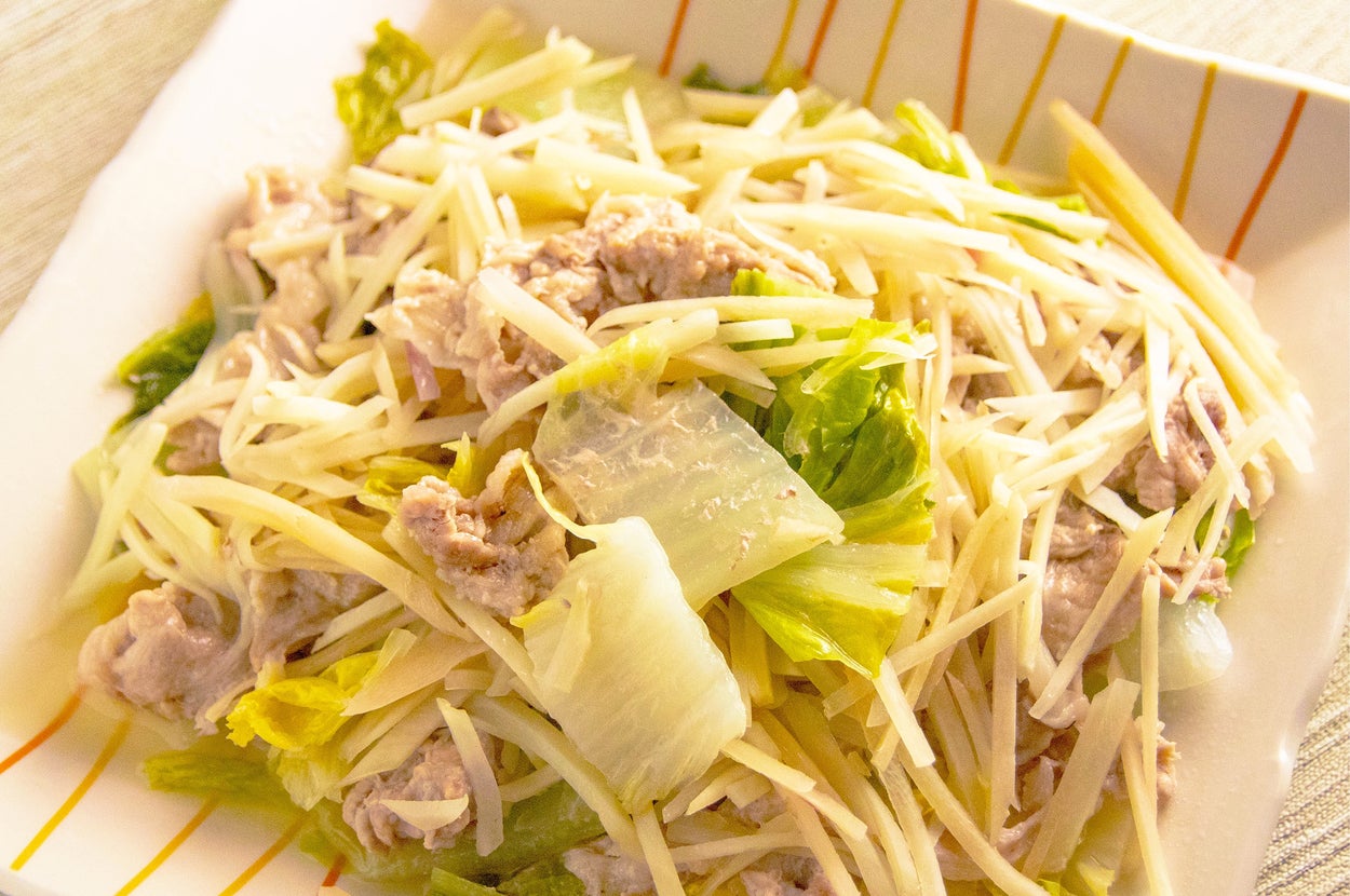 皿に盛り付けられた、蒸してくたくたになった白菜と豚こま切れ肉、千切りの新しょうが。横にはポン酢しょうゆの小皿が添えられている。