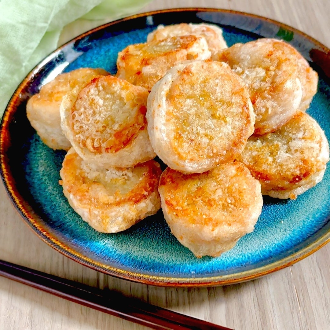 お皿に盛られたサクサクとした焼き餃子が並んでいる様子。隣に箸が置かれている。