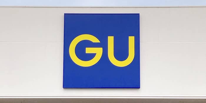 GU（ジーユー）のお店の看板。