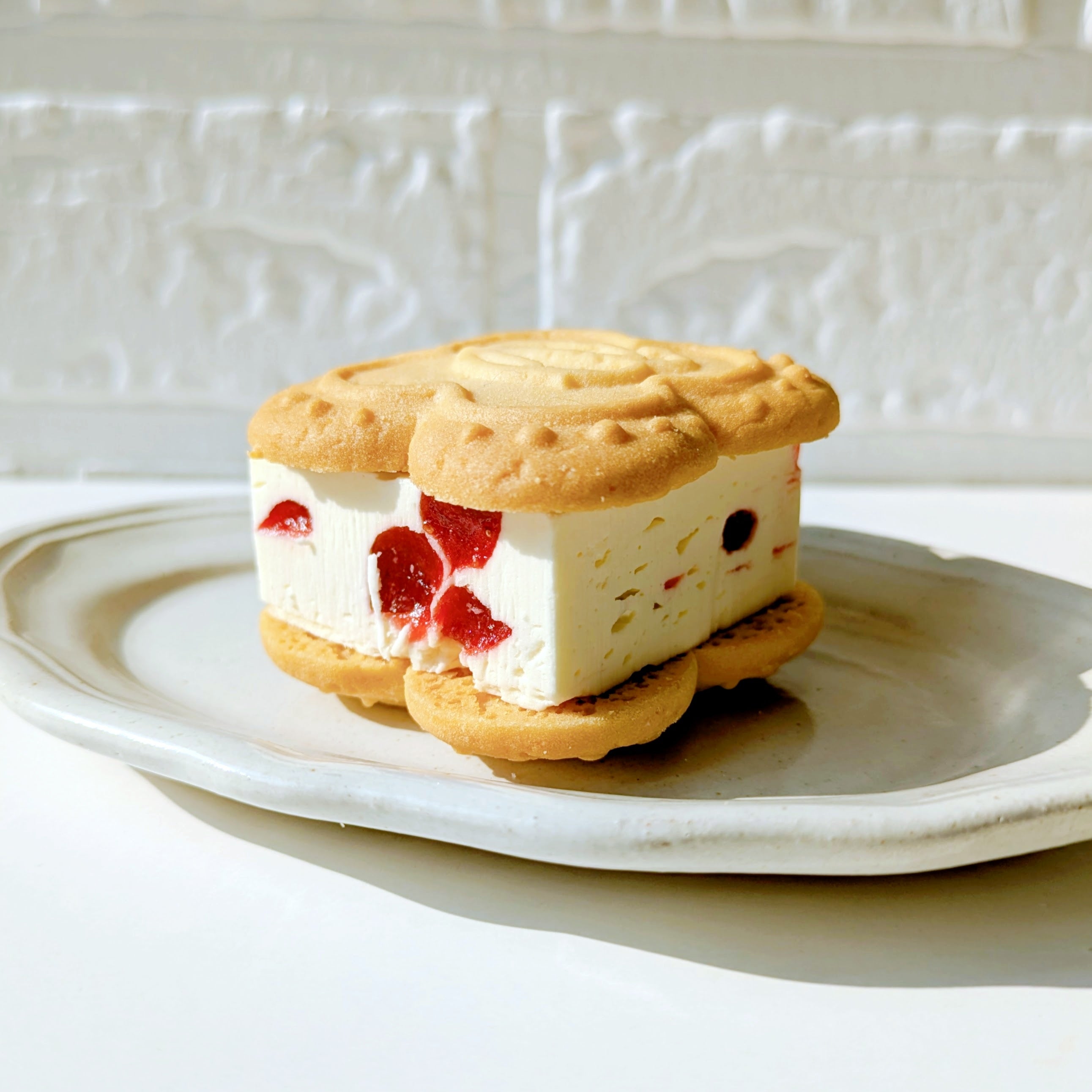 VERY RUBY CUT（ベリールビーカット）「いちごバターサンド」 ホイップバタークリームとストロベリージュレをサンドしたクッキーが皿に置かれている。