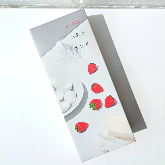 VERY RUBY CUT（ベリールビーカット）「いちごバターサンド」  いちごバターサンドの箱。いちごや材料が箱に印刷されています。