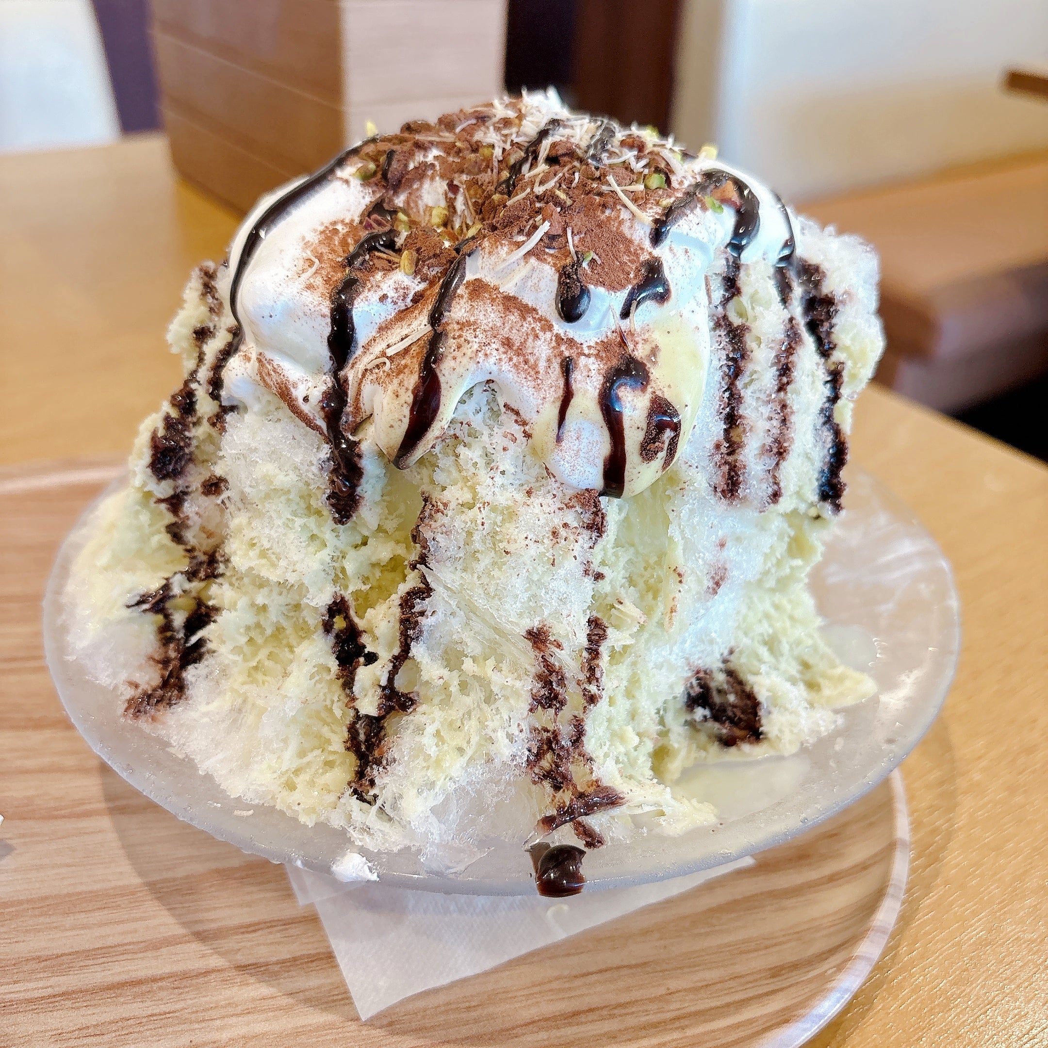 ココスの「純氷ふわふわかき氷 ドバイチョコ」ピスタチオシロップとチョコソースがかかっている。