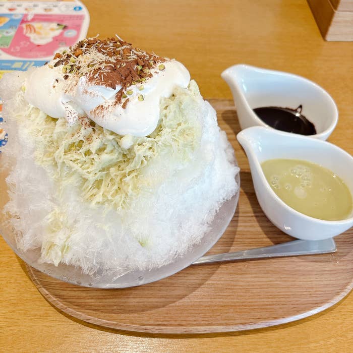 ココスの「純氷ふわふわかき氷 ドバイチョコ」トレーにのってテーブルの上に置かれている様子。