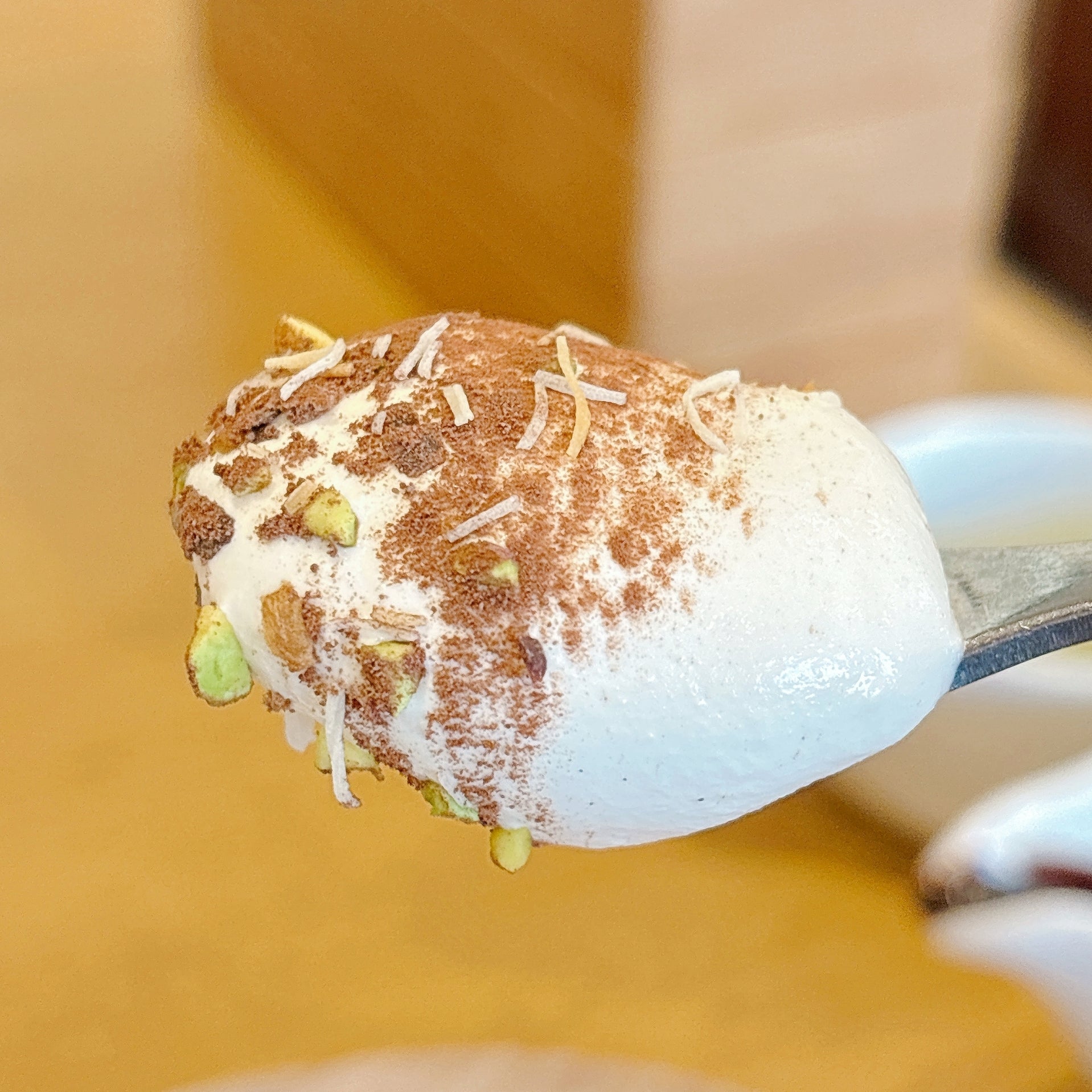 ココスの「純氷ふわふわかき氷 ドバイチョコ」スプーンですくって持ち上げた様子。