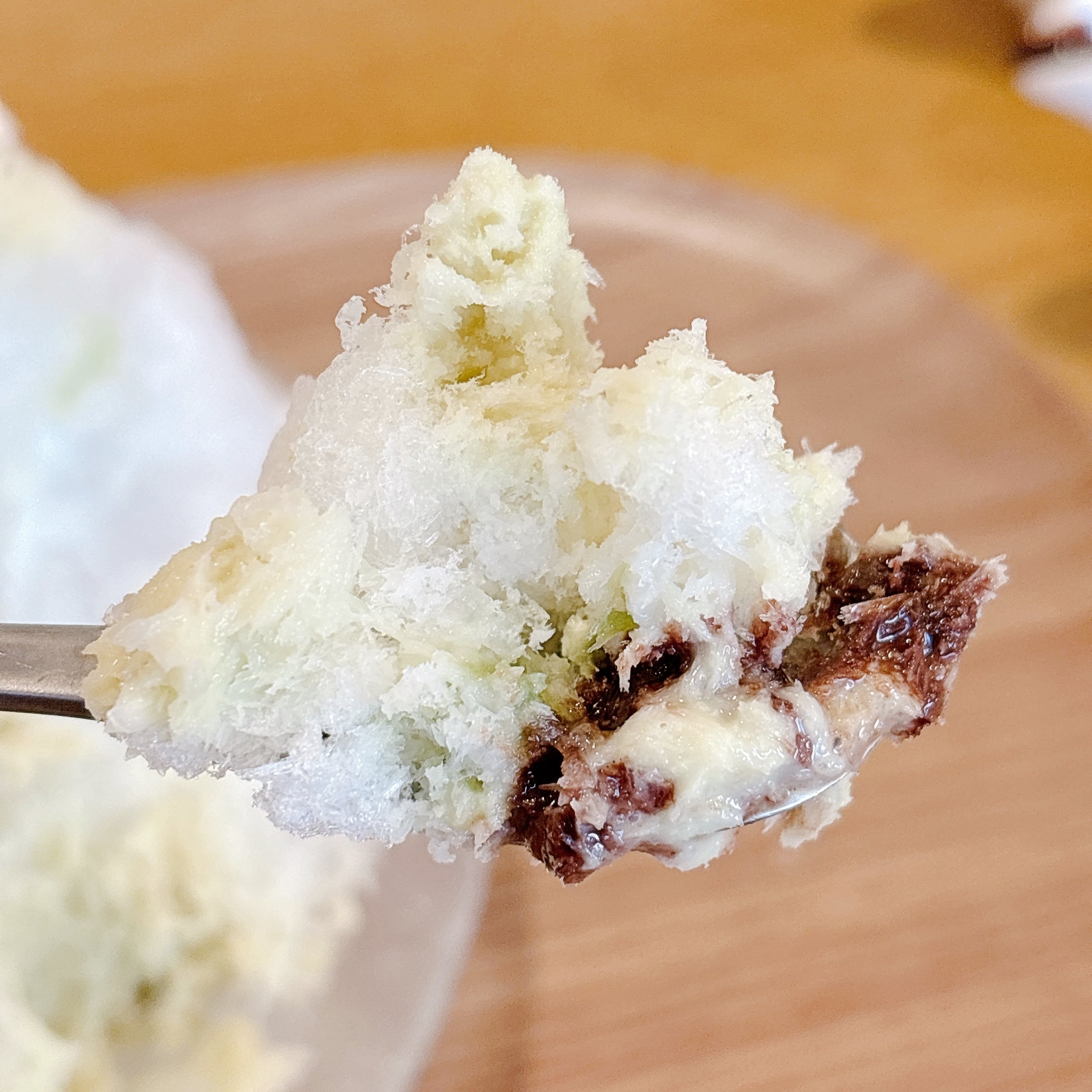 ココスの「純氷ふわふわかき氷 ドバイチョコ」スプーンですくって持ち上げた様子。