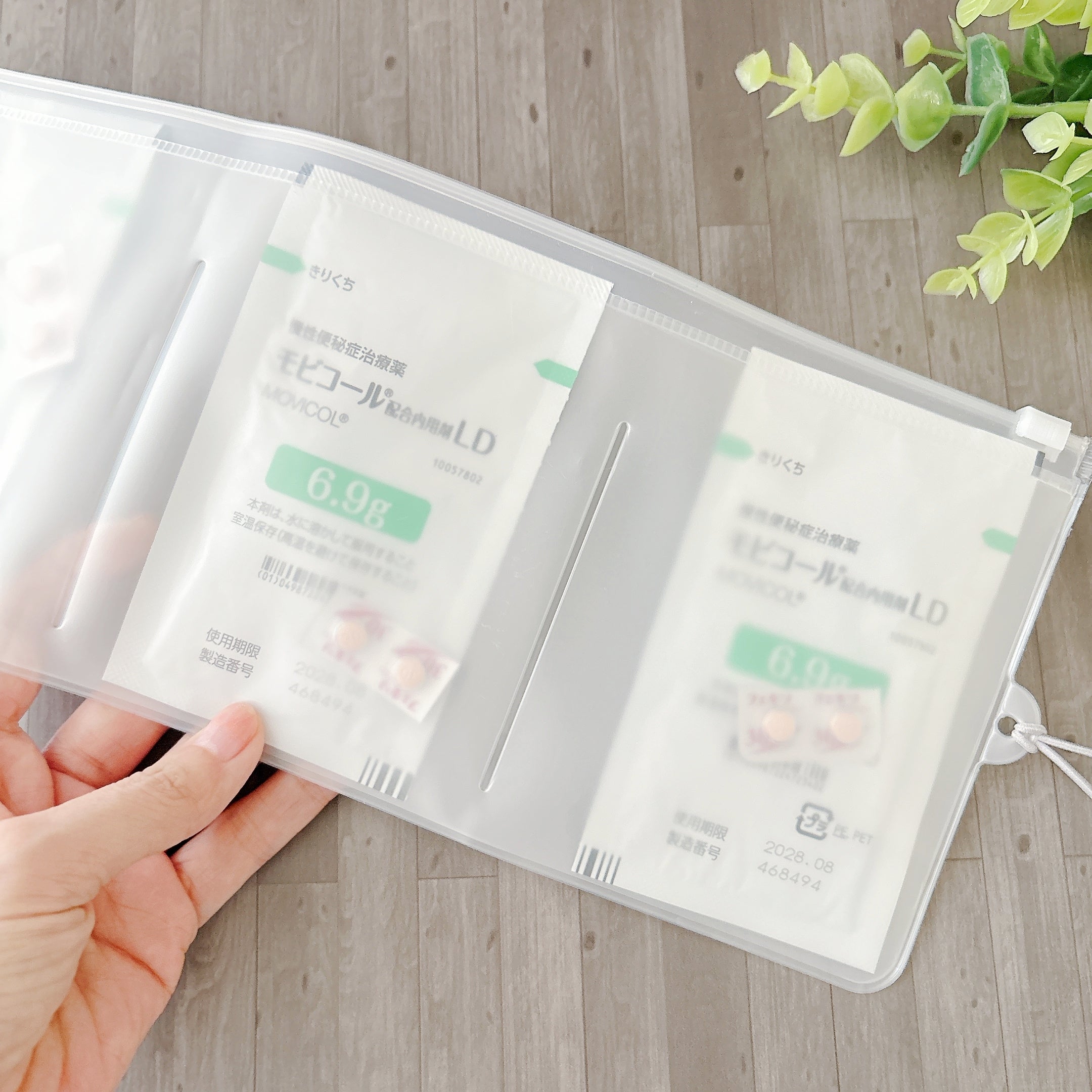 DAISO（ダイソー）の「くるっとまとまる仕分けポーチ（fun trip）」薬が仕分けて収納されている様子。