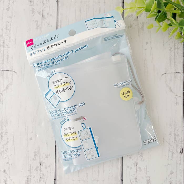 DAISO（ダイソー）の「くるっとまとまる仕分けポーチ（fun trip）」パッケージ。