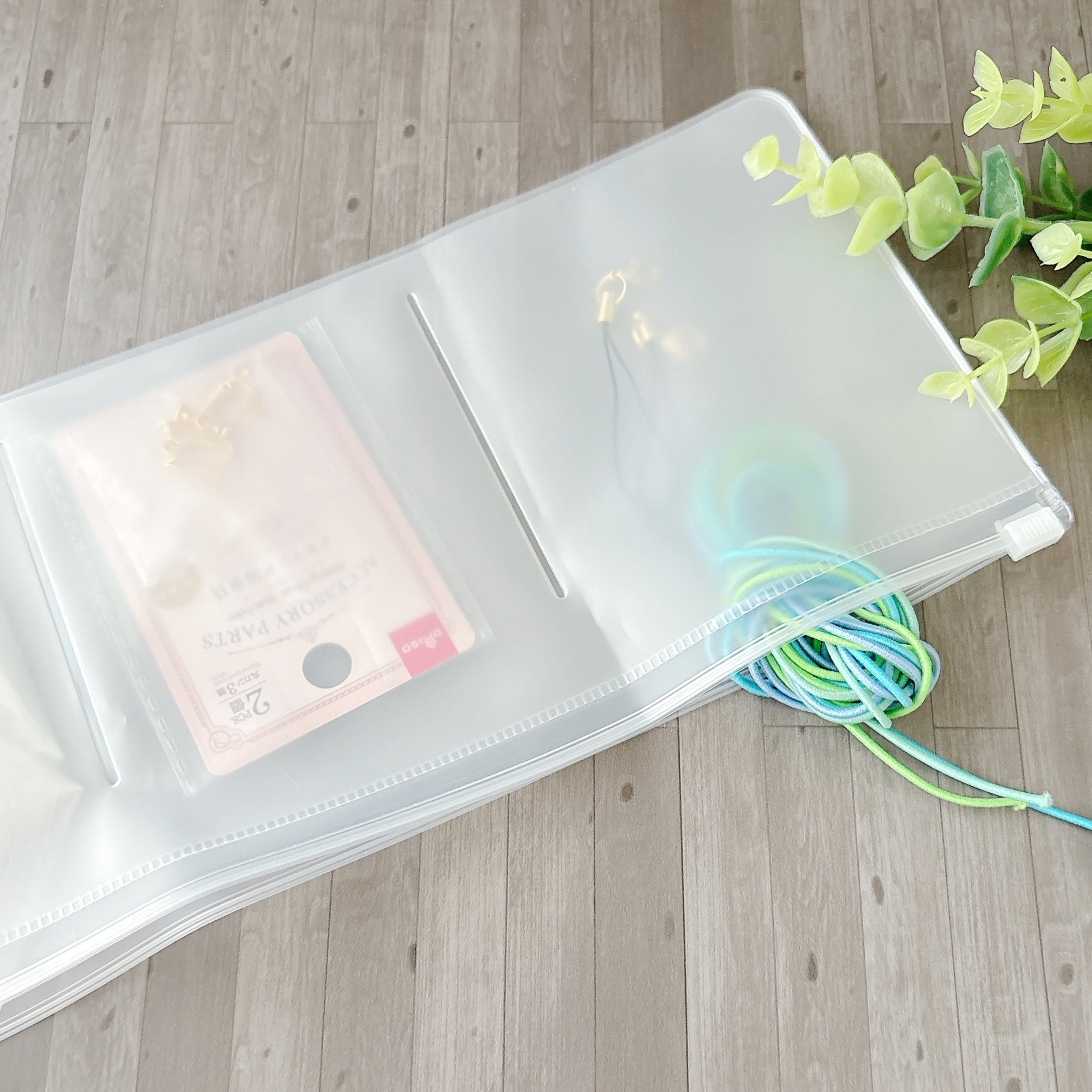 DAISO（ダイソー）の「くるっとまとまる仕分けポーチ（fun trip）」手芸用のパーツなどが収納されている様子。