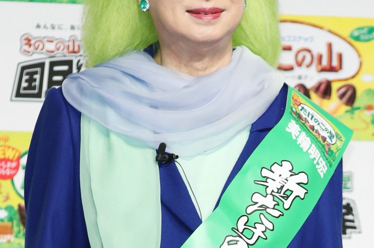 美輪明宏さん（時事）
