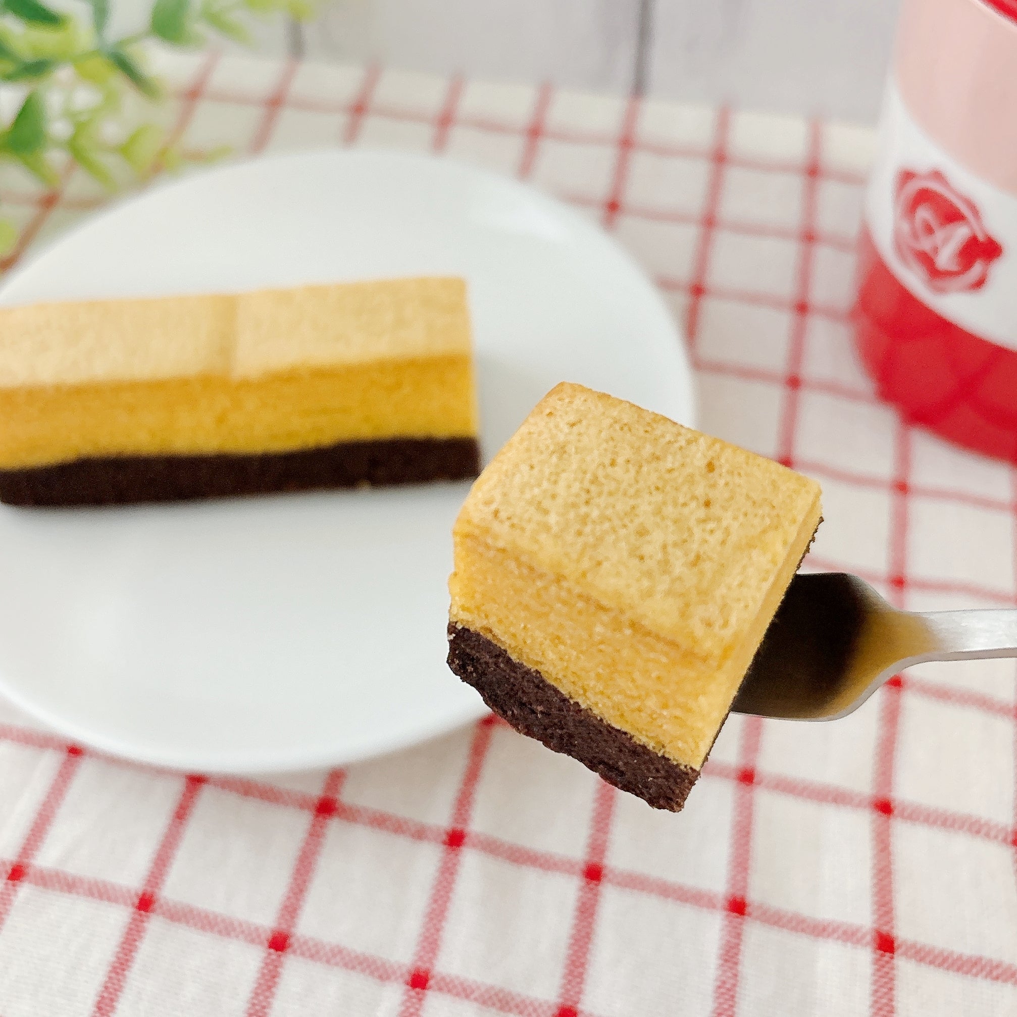 無印良品の「鉄分がとれるバウム チョコ＆オレンジ」カットしてフォークで持ち上げている様子。