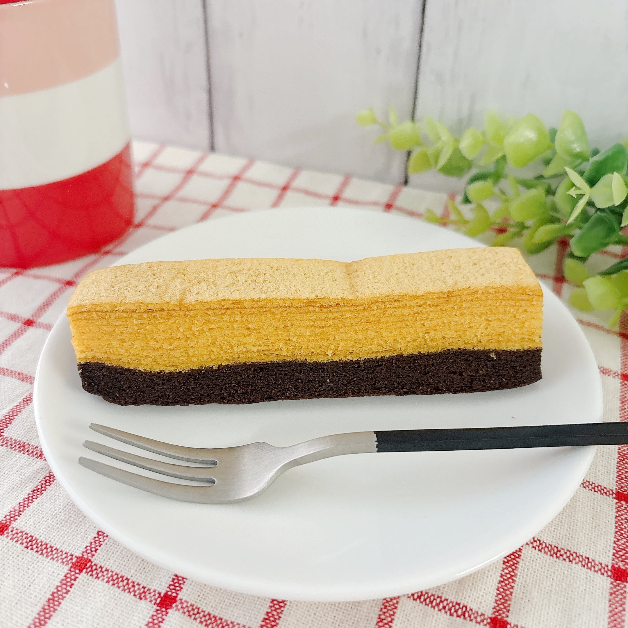 無印良品の「鉄分がとれるバウム チョコ＆オレンジ」お皿にフォークとともに置かれている様子。
