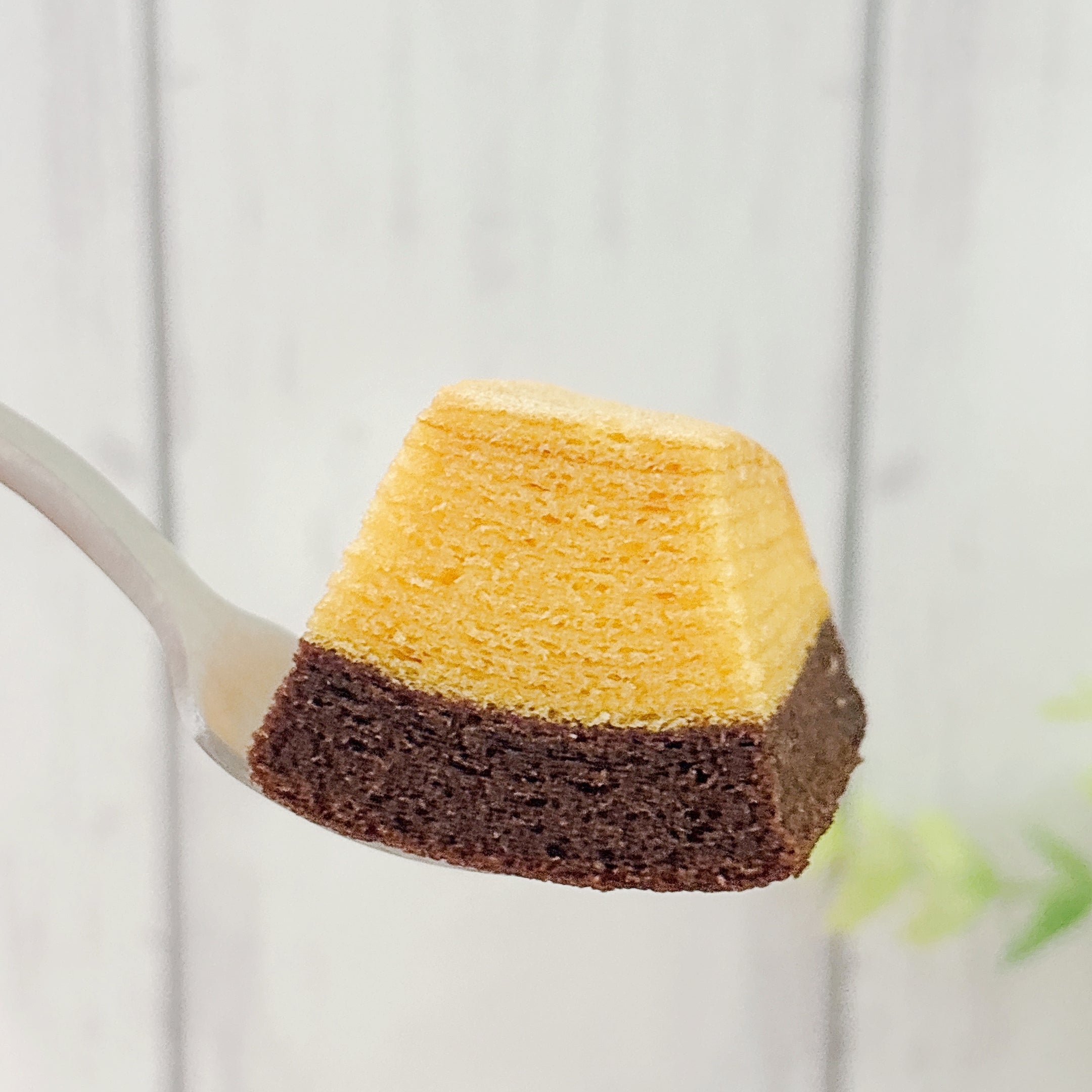 無印良品の「鉄分がとれるバウム チョコ＆オレンジ」カットしてフォークで持ち上げている様子。