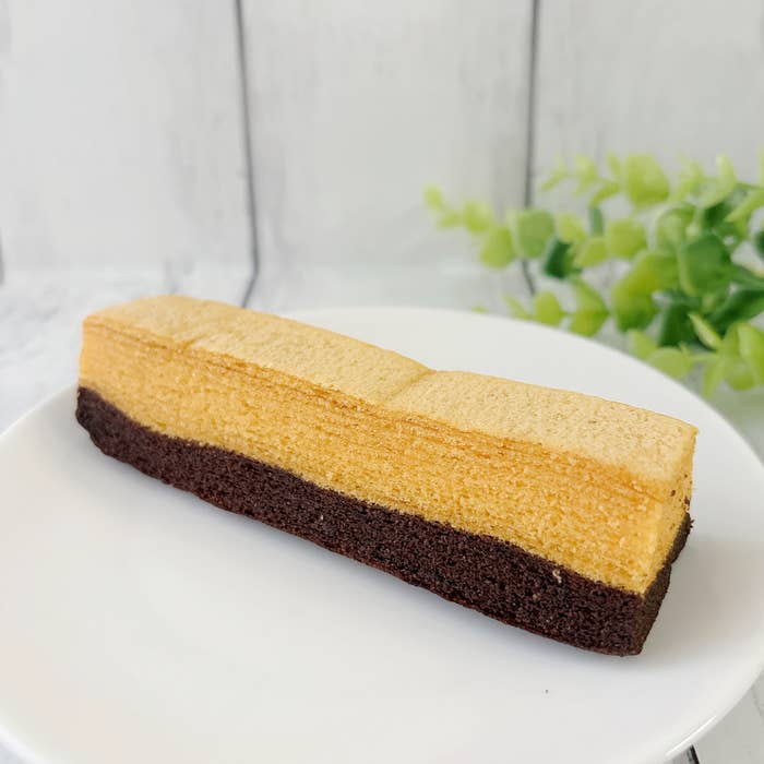 無印良品の「鉄分がとれるバウム チョコ＆オレンジ」お皿の上にのせられている様子。