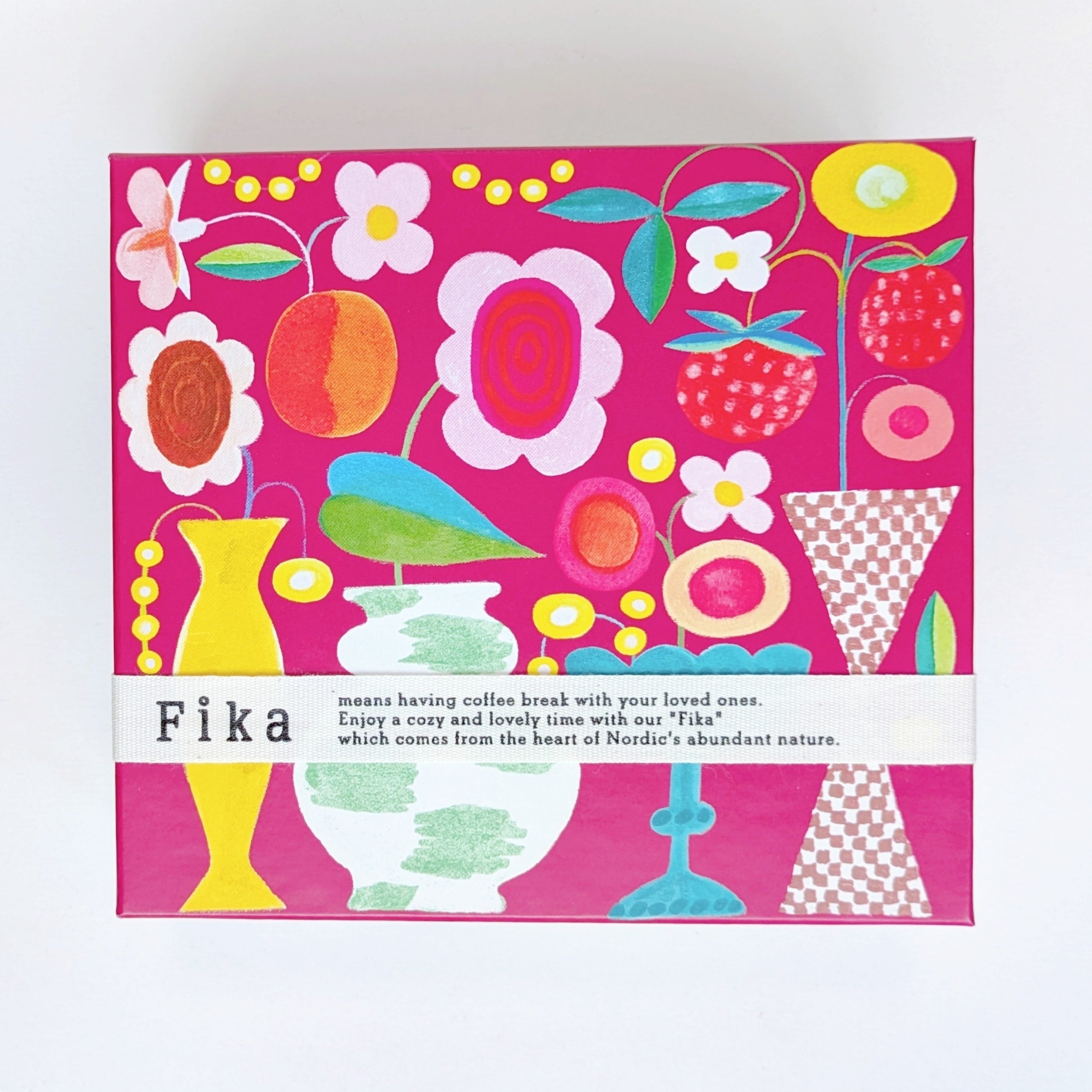 Fika（フィーカ）の「クッキーアソートS」箱のデザインに、さまざまな花瓶と花のイラスト。「Fika」と書かれたテキストが、北欧のコーヒーブレイクを説明しています。
