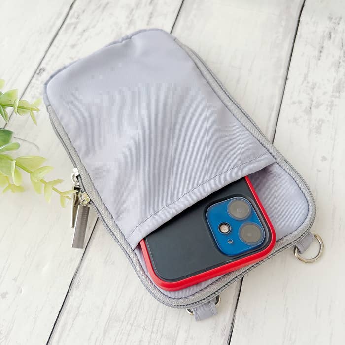 DAISO（ダイソー）の「携帯ショルダーバッグにもなるポーチ」外ポケットにスマホを入れたところ。