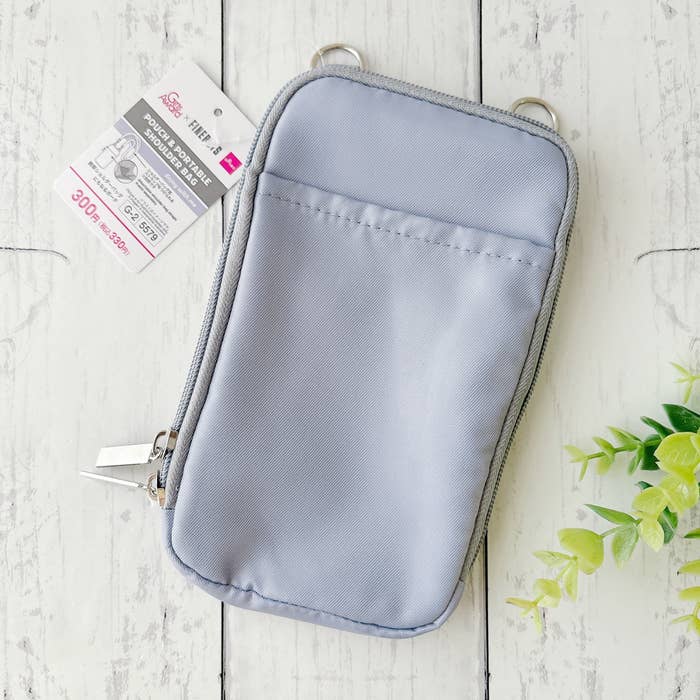 DAISO（ダイソー）の「携帯ショルダーバッグにもなるポーチ」