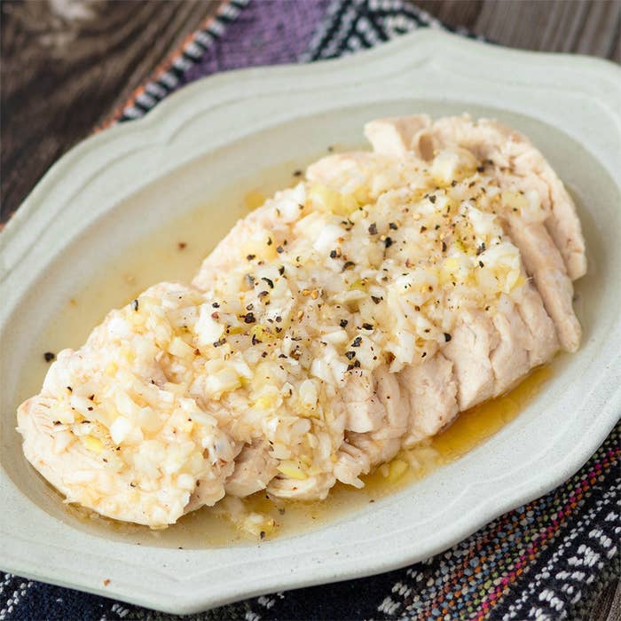 鶏むね肉のねぎ塩だれ。皿に並べられた料理がテーブルに置かれている。