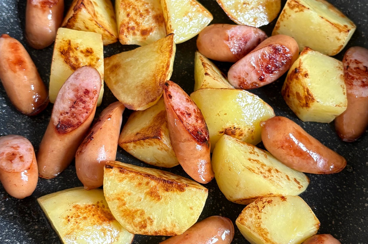 フライパンで焼かれたじゃがいもとウインナー。