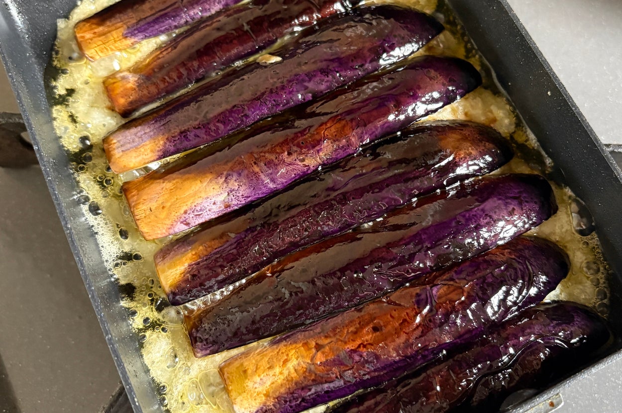 卵焼き器で焼かれたなすが均等に並べられている。