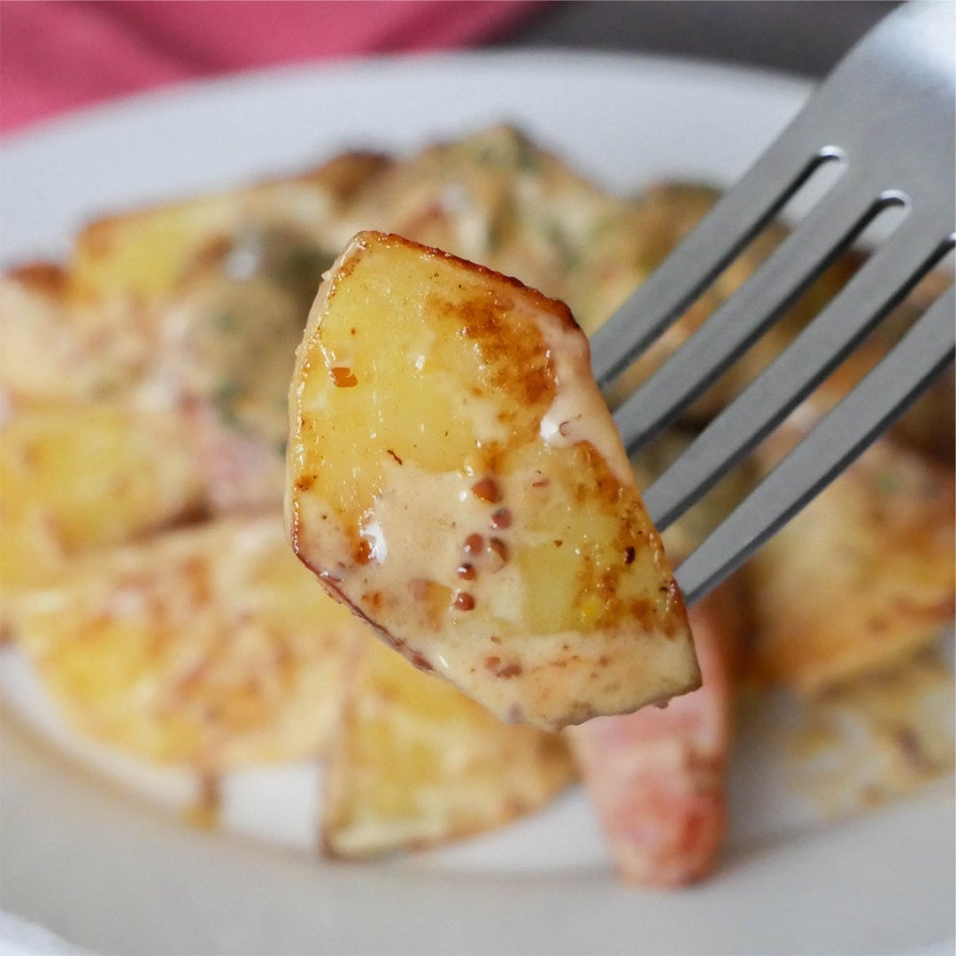 フォークでさした焼きじゃがいものアップ。