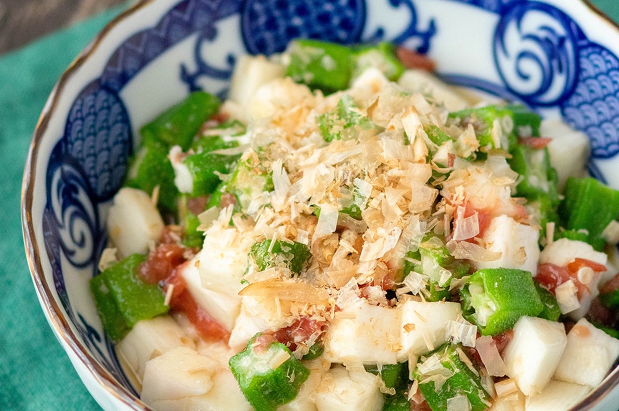 和風の器に盛られた野菜と削り節のサラダ。