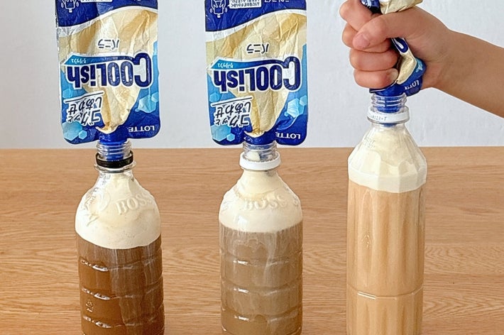 アイスをペットボトルに入れ、泡立たせている飲み物が並んでいる。右側は手で持たれている。
