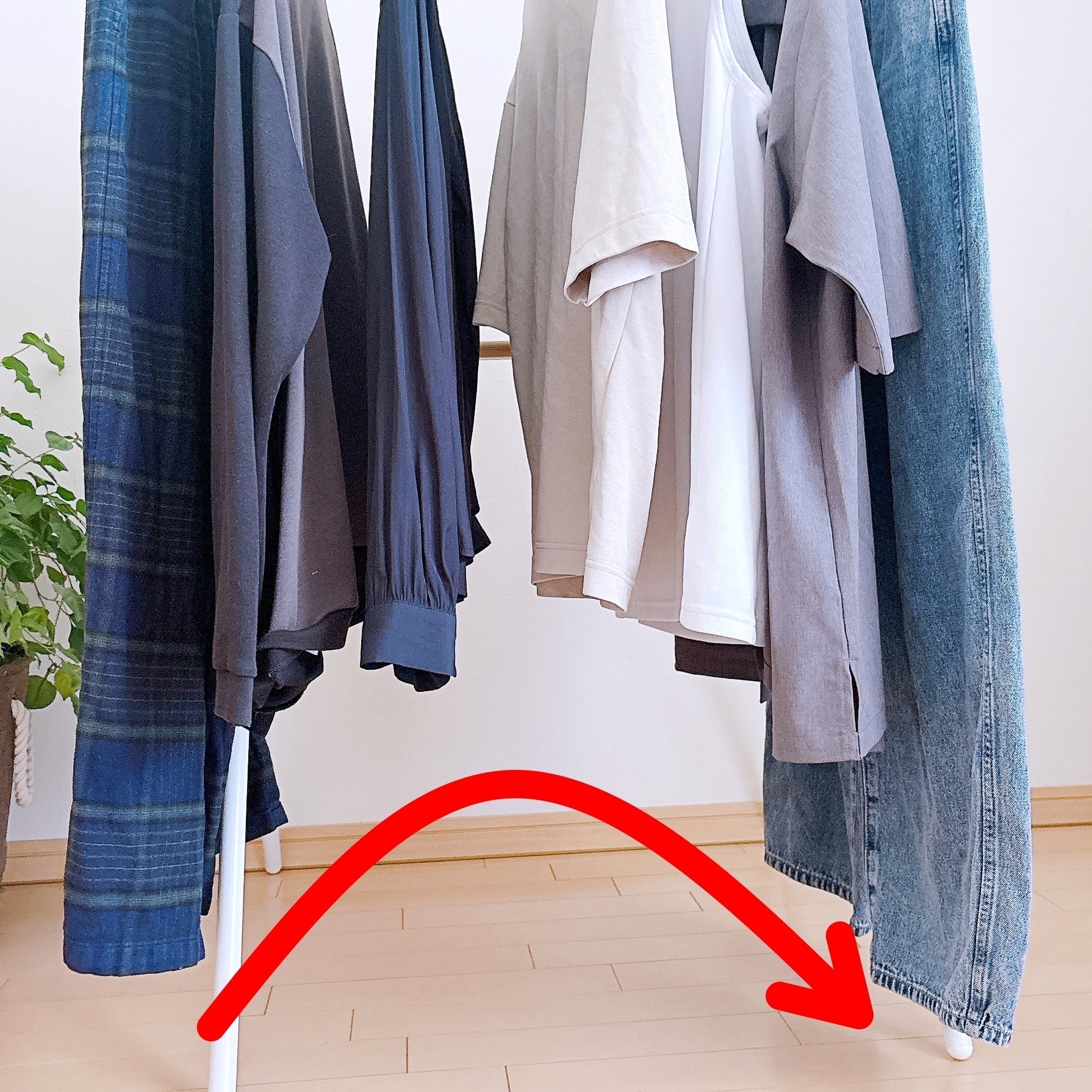 洋服ラックに掛けられた様々な服。