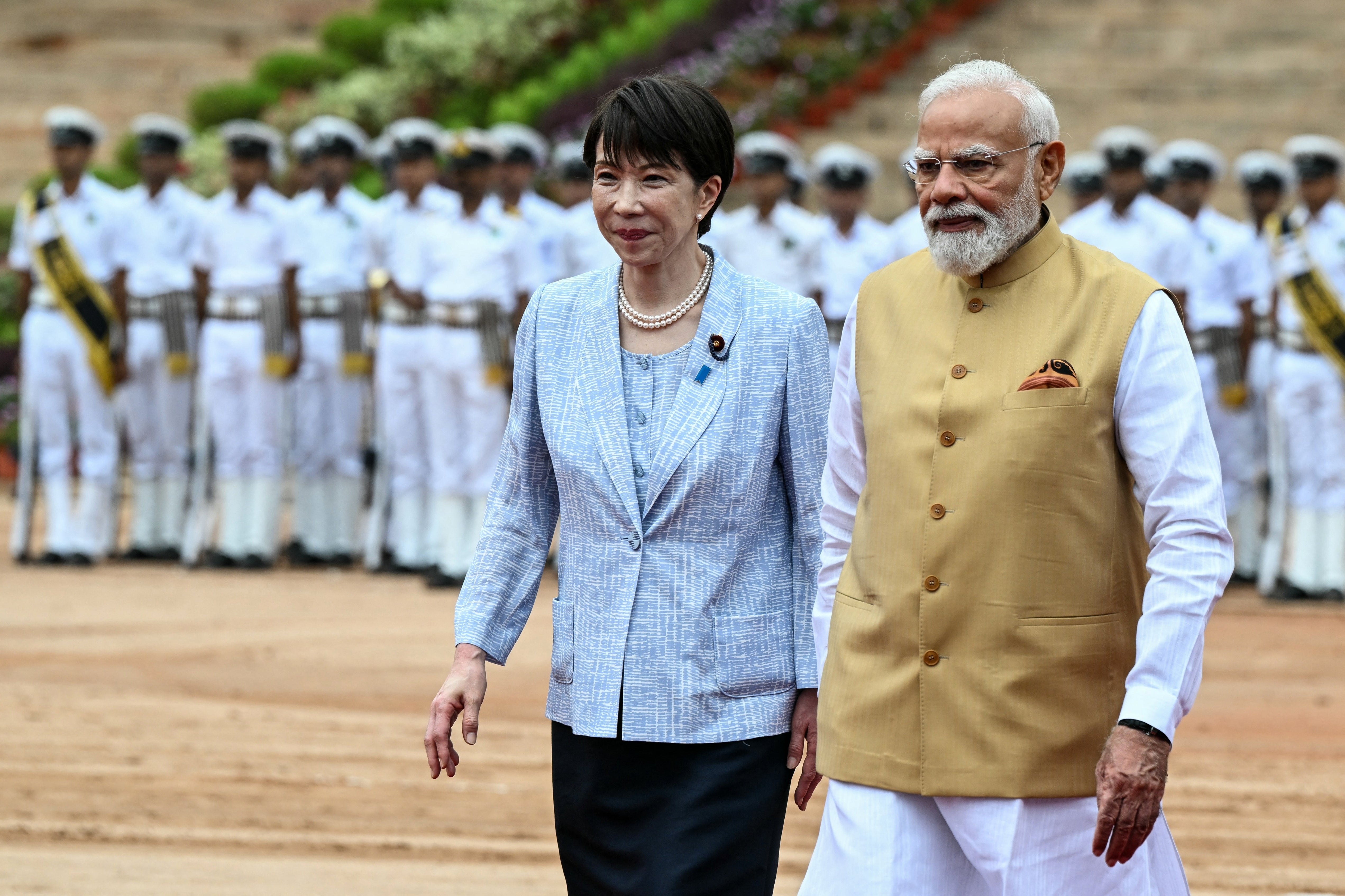 インドの大統領官邸「ラシュトラパティ・バワン」での歓迎式典で並んで歩く高市早苗首相とインドのナレンドラ・モディ首相（＝2026年7月2日撮影）/ Sajjad HUSSAIN / AFP＝時事