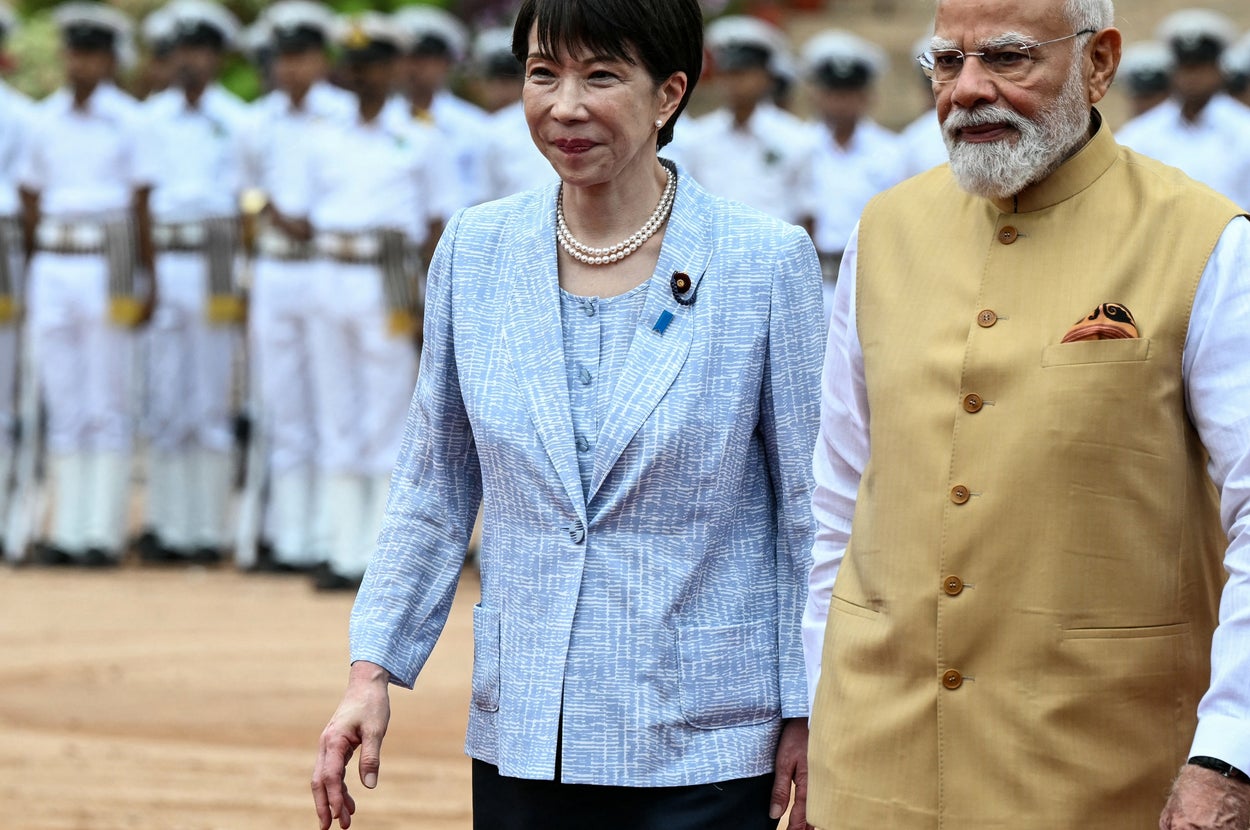 インドの大統領官邸「ラシュトラパティ・バワン」での歓迎式典で並んで歩く高市早苗首相とインドのナレンドラ・モディ首相（＝2026年7月2日撮影）/ Sajjad HUSSAIN / AFP＝時事