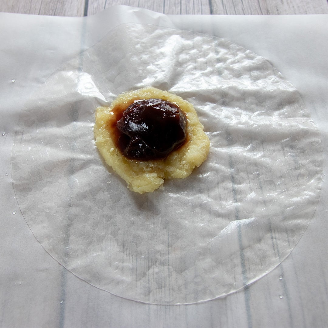ライスペーパーで作る揚げないごま団子風スイーツ！豆腐でもちもち簡単
