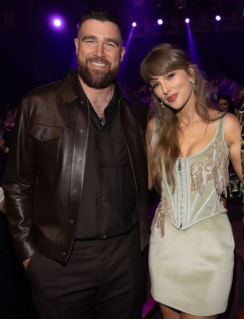 テイラー・スウィフト（右）とトラビス・ケルシー（左）＝2026年3月26日 / Christopher Polk / Billboard via Getty Images
