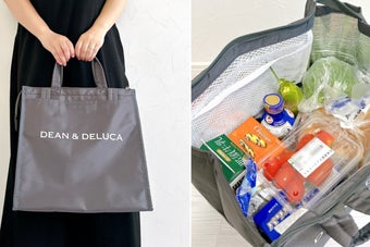女性がDEAN & DELUCAの保冷バッグを持っている。中には食材が入っている。