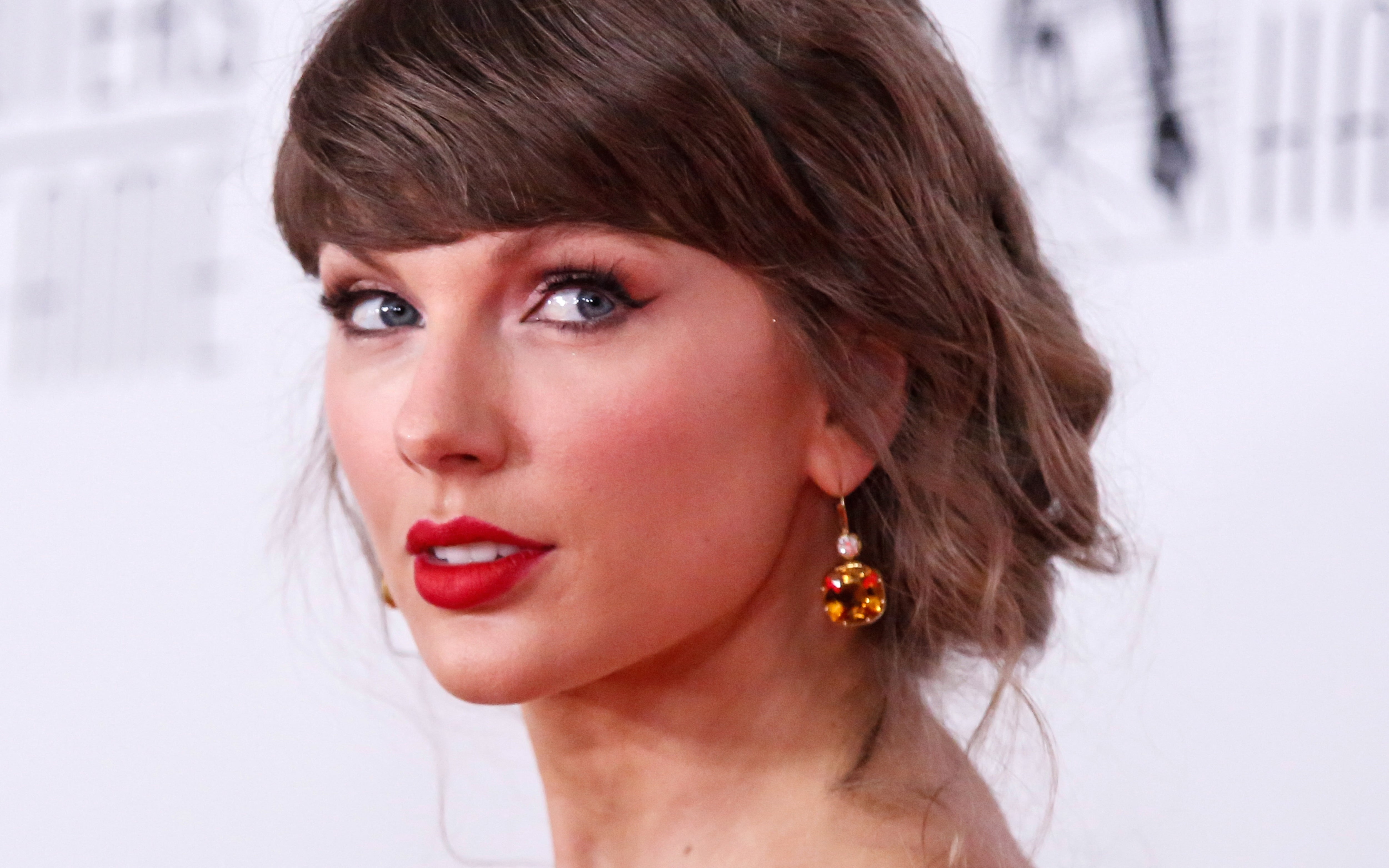A idiosyncratic   with elegant hairsbreadth  and bold constitution  looks to the side, wearing a chandelier earring, connected  a ceremonial  lawsuit   carpet