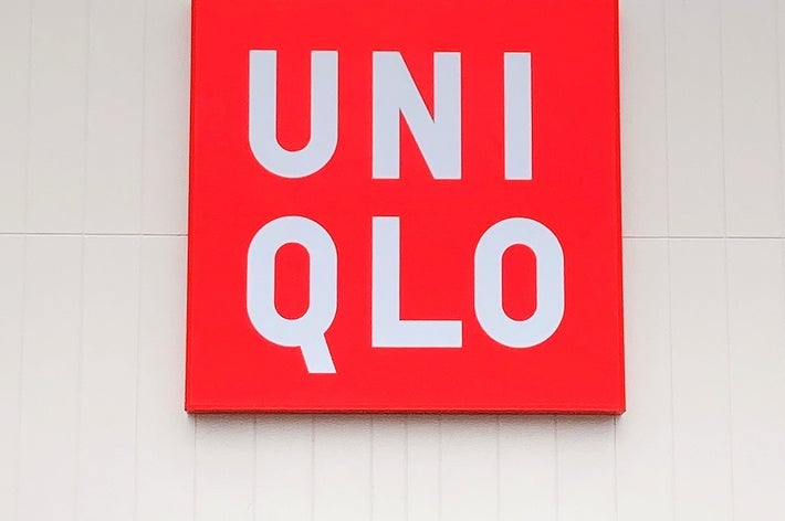 UNIQLOの店舗外壁に掲げられた大きな赤いロゴ看板。