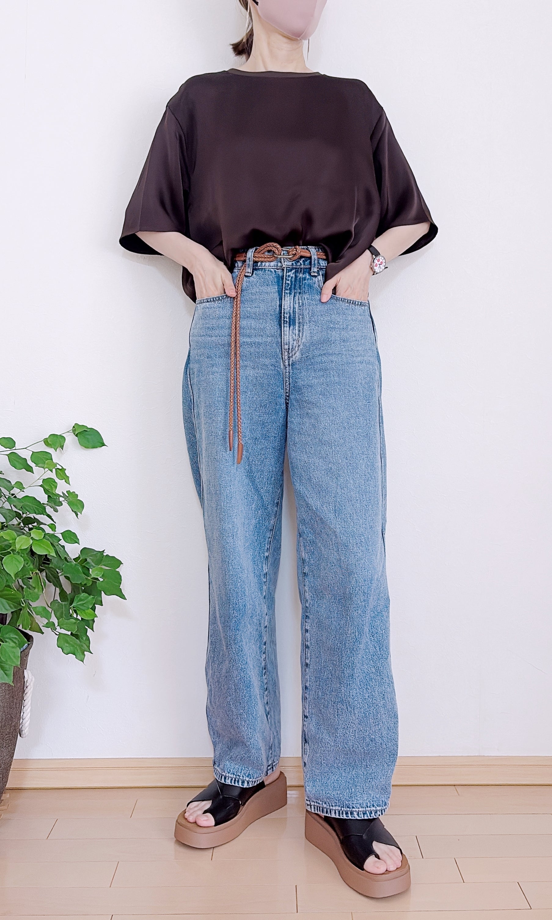 ユニクロの「サテンオーバーサイズショートブラウス」が再販！《着用