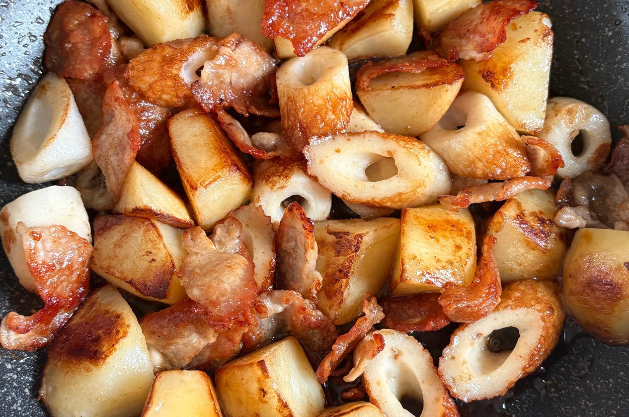 フライパンで焼かれたじゃがいもと豚肉のバターしょうゆ炒め。