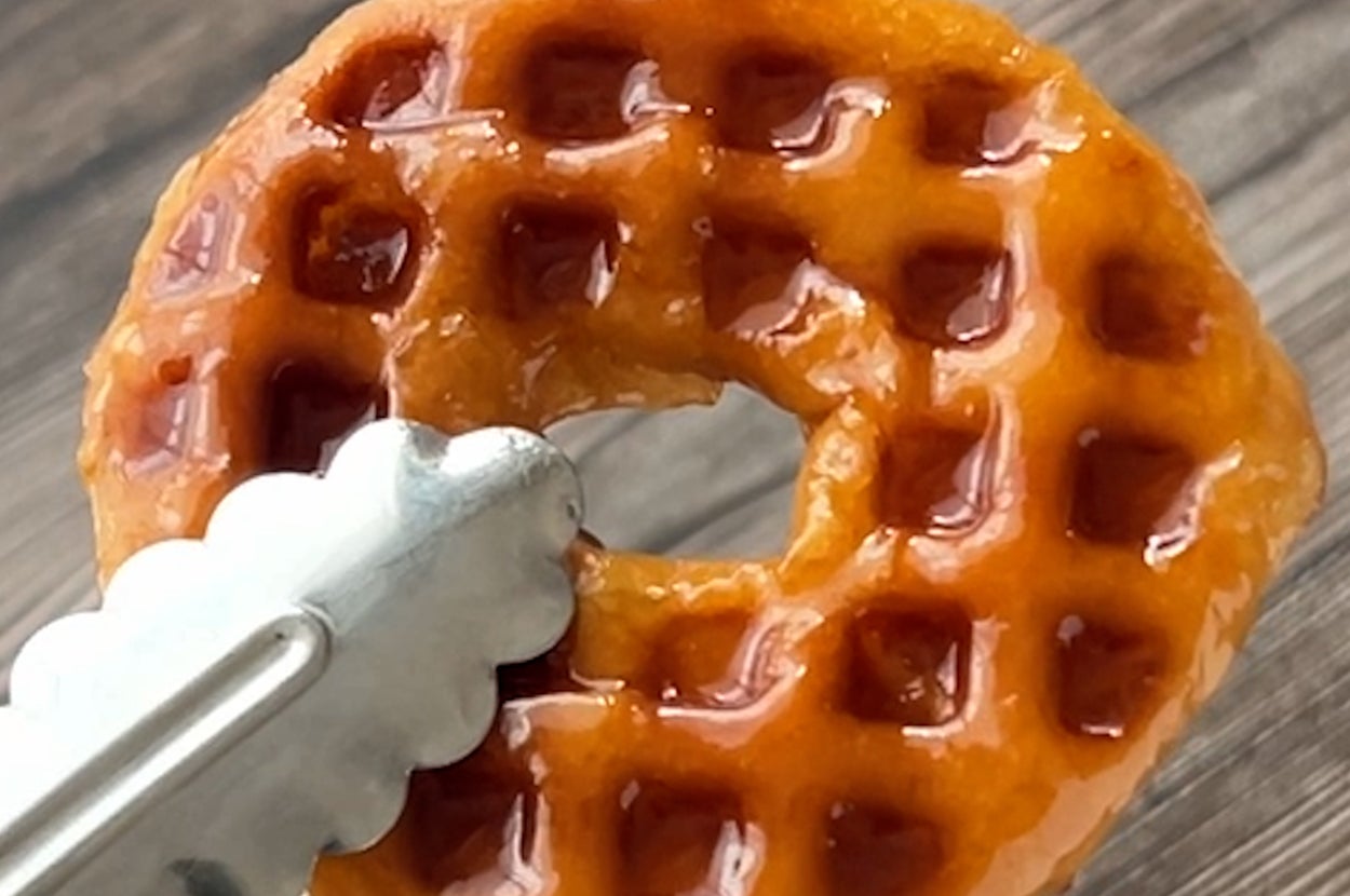 トングで持たれている一枚のベルギーワッフル。