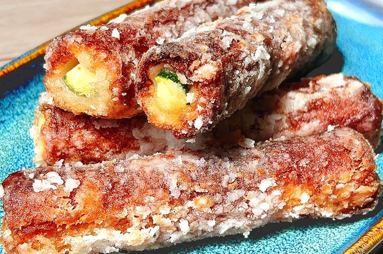 皿に盛られた数本の揚げたスティック状の料理。中に具材が詰まっています。