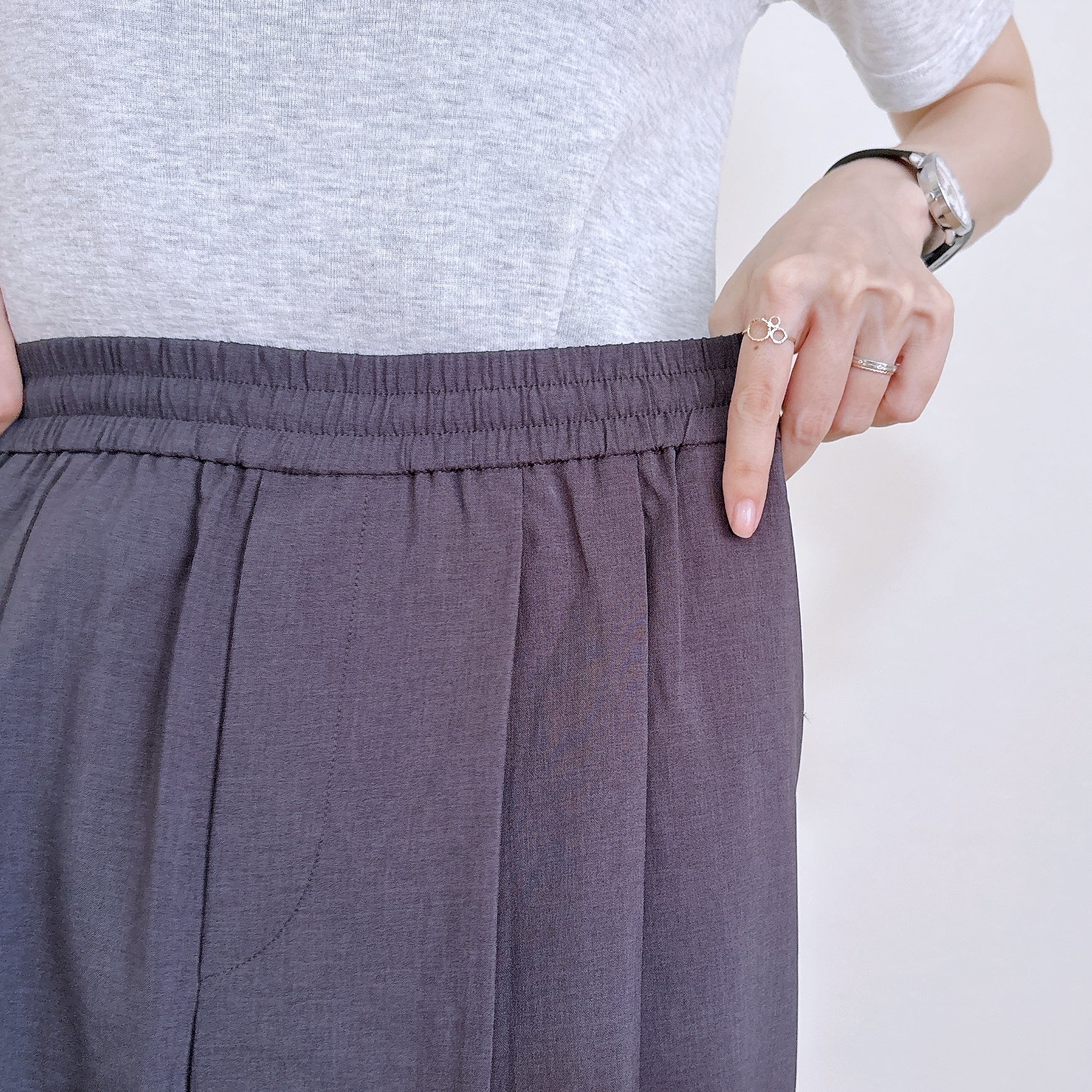 UNIQLO（ユニクロ）の「イージータックパンツ」身長162cm女性でSサイズを着用。ウエストとタック部分のクローズアップ。