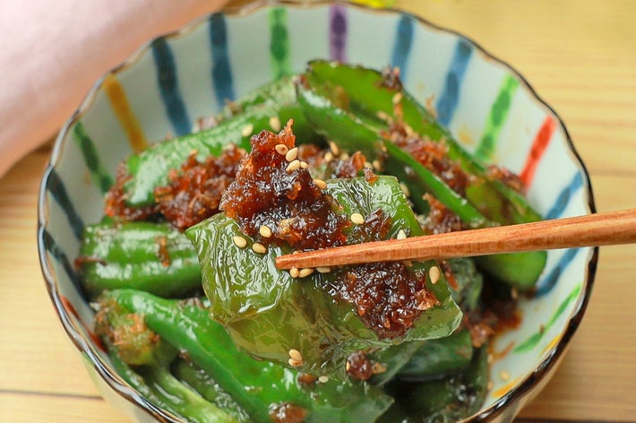 皿に盛られたピーマンの料理。背景に花の飾り。