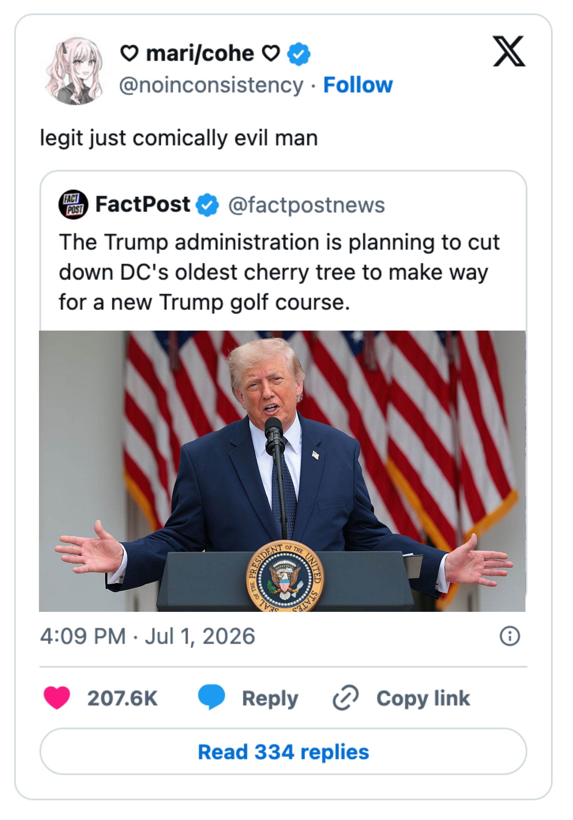 Tweet om planer om å kutte DCs eldste kirsebærtre for en Trump-golfbane, med et bilde av en mann og kirsebærblomster