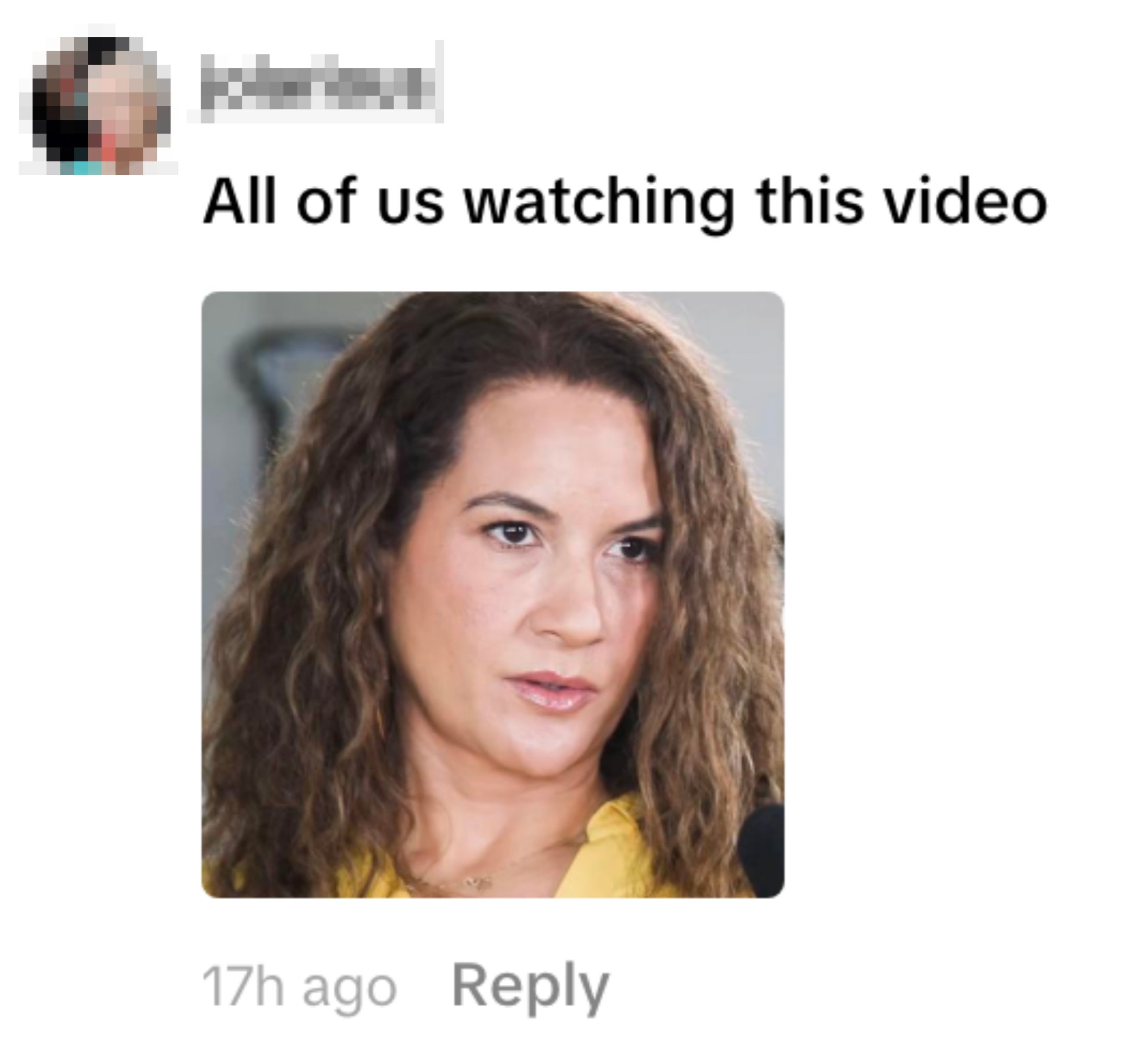 Person med krøllete hår ser bekymret ut, innrammet i en kommentar på sosiale medier med humoristisk tekst om å se en video